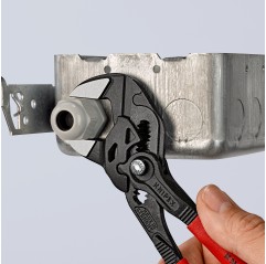 Szczypce-klucz szczypce i klucz w jednym narzędziu z tworzywa sztucznego, powlekane fosforanowane, czarne 180 mm Knipex (86 01 